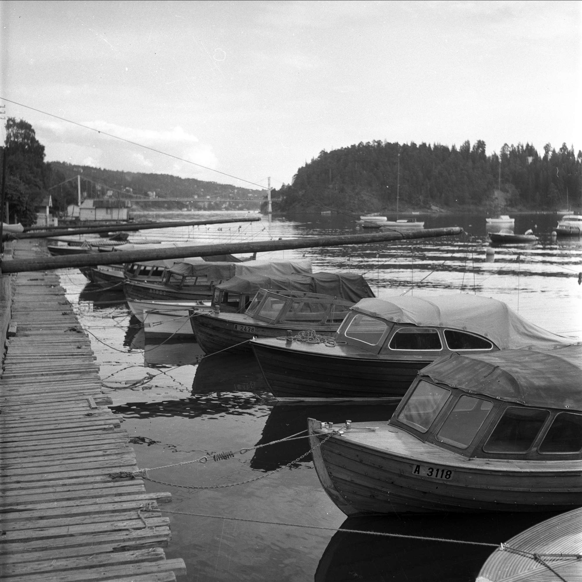 Motorbåter i Oslofjorden, tur på fjorden og ankret opp ved brygga, Oslo, 20.07.1958.