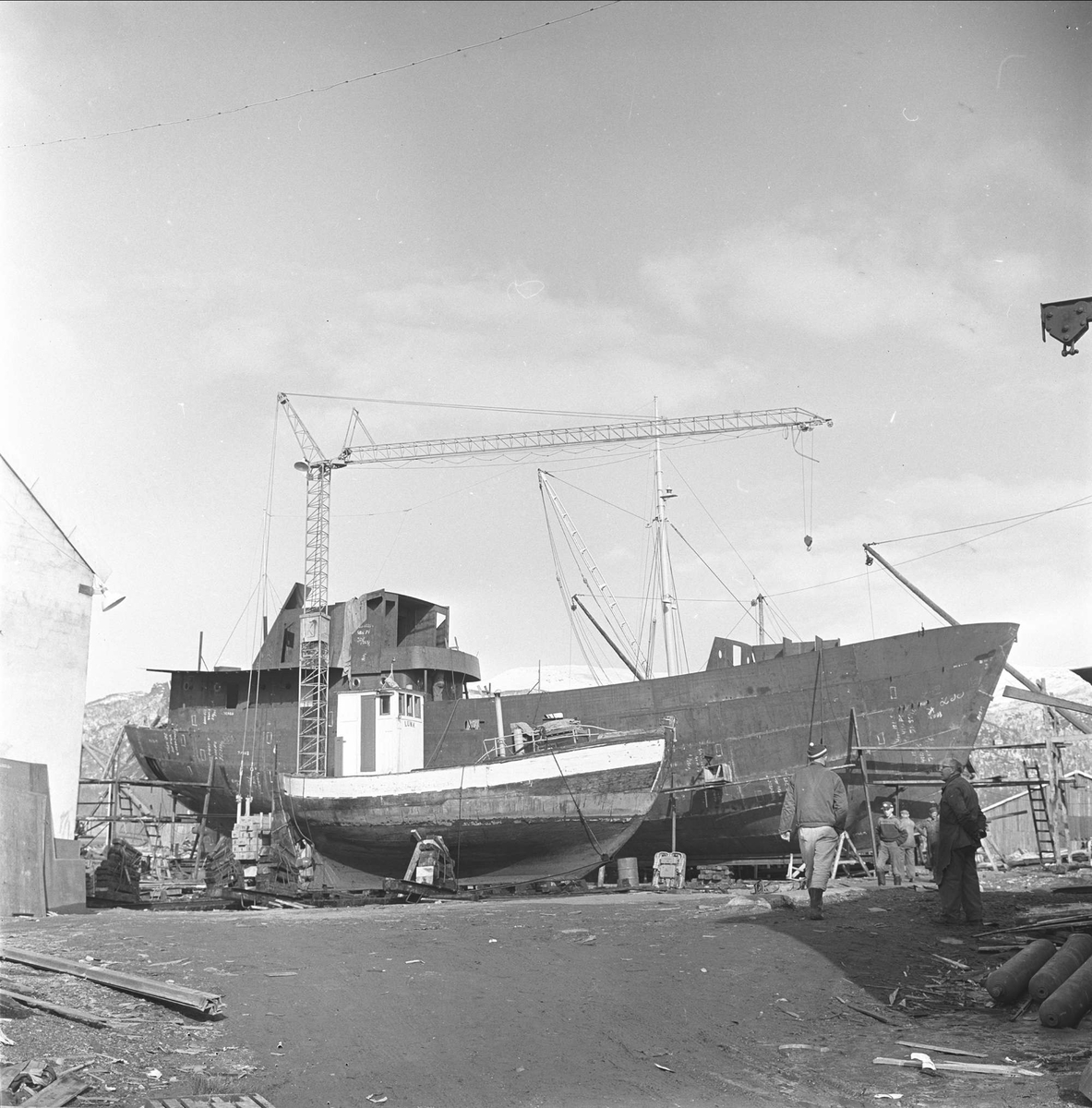Drageslipen på Rognan. Johan Drage AS. Gamle fiskebåter i opplag på kaia, mars 1963.