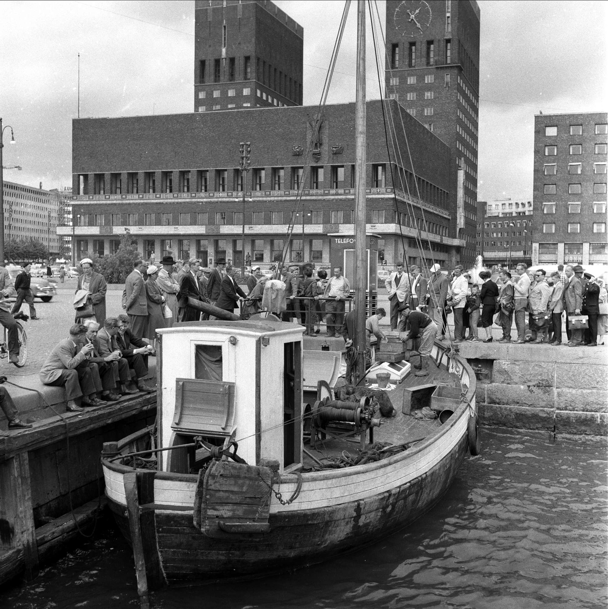 Reketrålere ved kai, selger fangst, Oslo, juli, 1958.