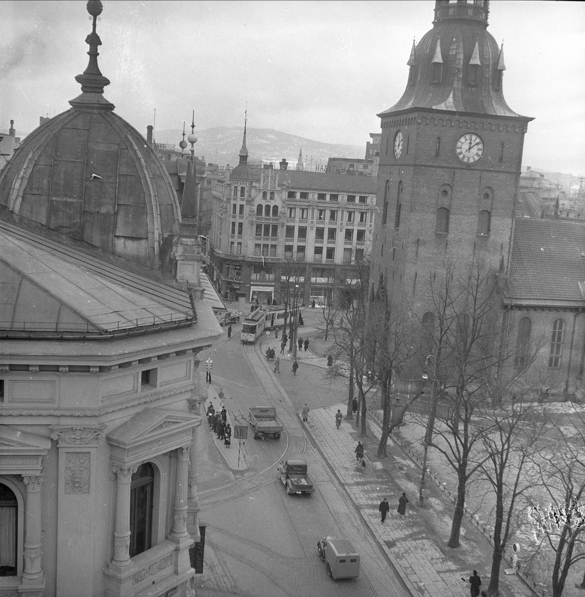 Oslo, 29.03.1954. Bybilde med Domkirken.