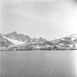 Lofoten, Nordland, april 1963. Kystandskap med bebyggelse.