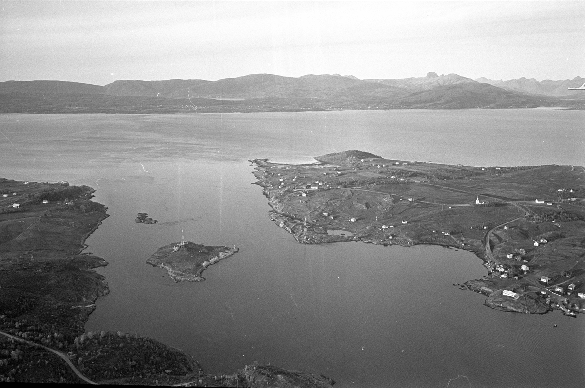 Glomfjord, Meløy, oktober 1965. Artikkel om mann fra Glomfjord-raidet, John Fairclough. Utsiksbilde.