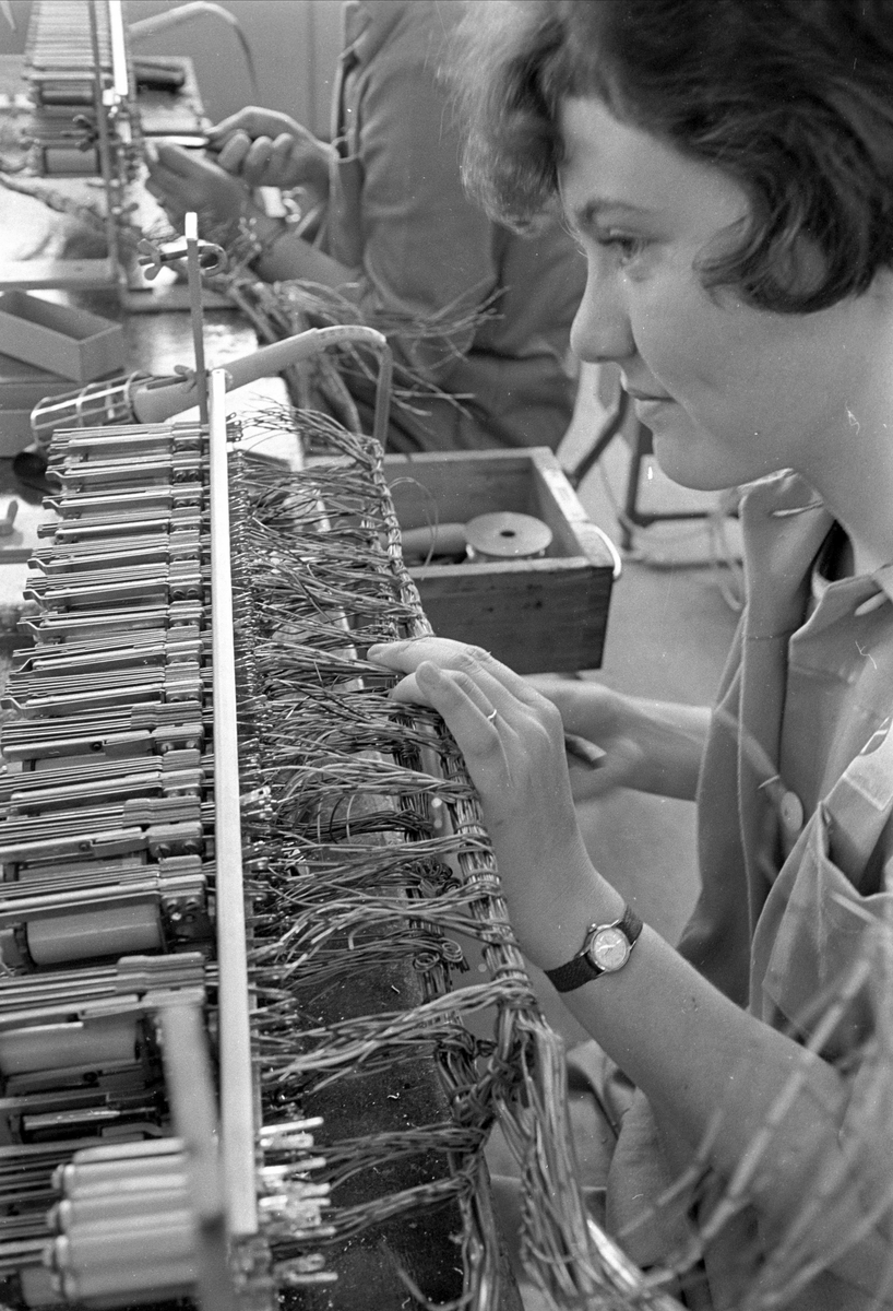 Standard Telefon og Kabelfabrikk A/S, Kongsvinger 22.02.1967. Kvinne ved elektrisk apparat.