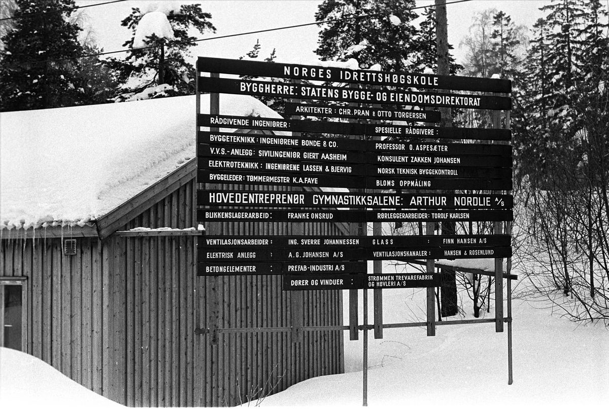 Fra Sogn, Oslo mars 1960. Plakat som informerer om at her bygges Norges Idrettshøgskole.