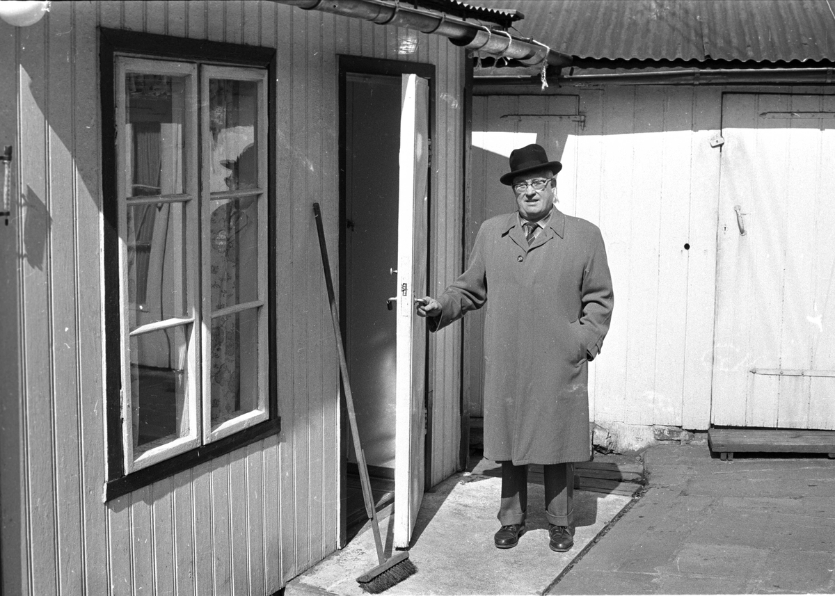 Fra Rodeløkka, Oslo juli 1966. Mann som åpner en dør til boligen.