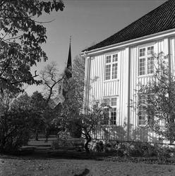 Vestby, Akershus, oktober 1956. Prestegård og kirke. Vånings