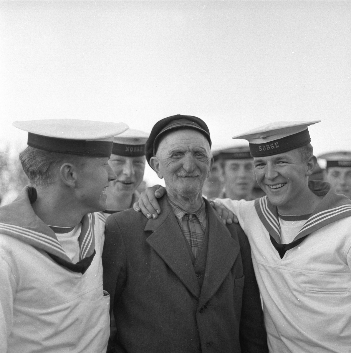Kristiansund, Møre og Romsdal, 23.06.1958. St. Hans feiring. Portrett av gaster og gammel mann.