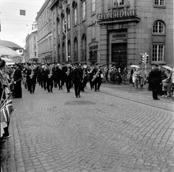 Karl Johans gate, Oslo, 17.05.1959. Musikkorps.