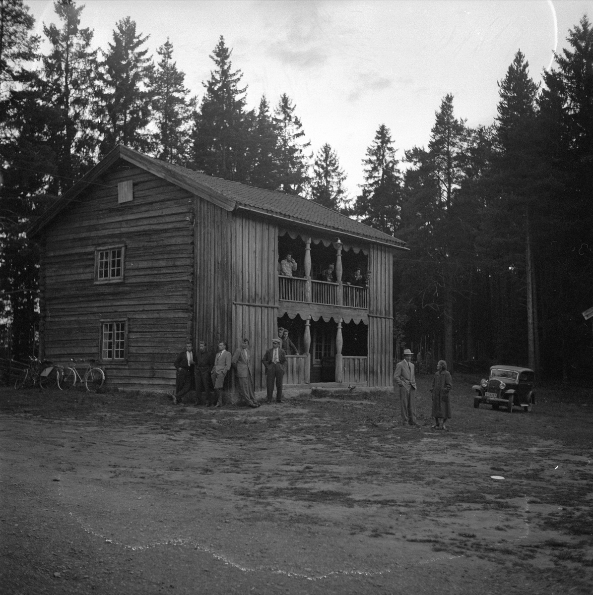 Finnskogen, august 1956. Marken. Gammel gård. Bolighus med svalgang.