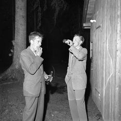 Finnskogen, august 1956. Marken. To menn med flasker.