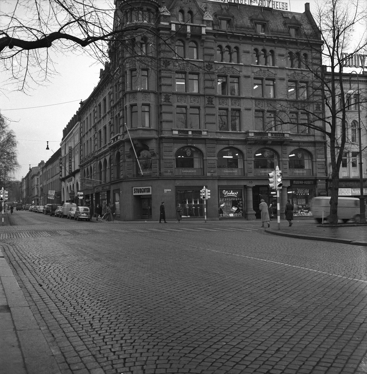 Karl Johan 45, Oslo, november 1957. Nidarhjørnet. Gatebilde og bygning.