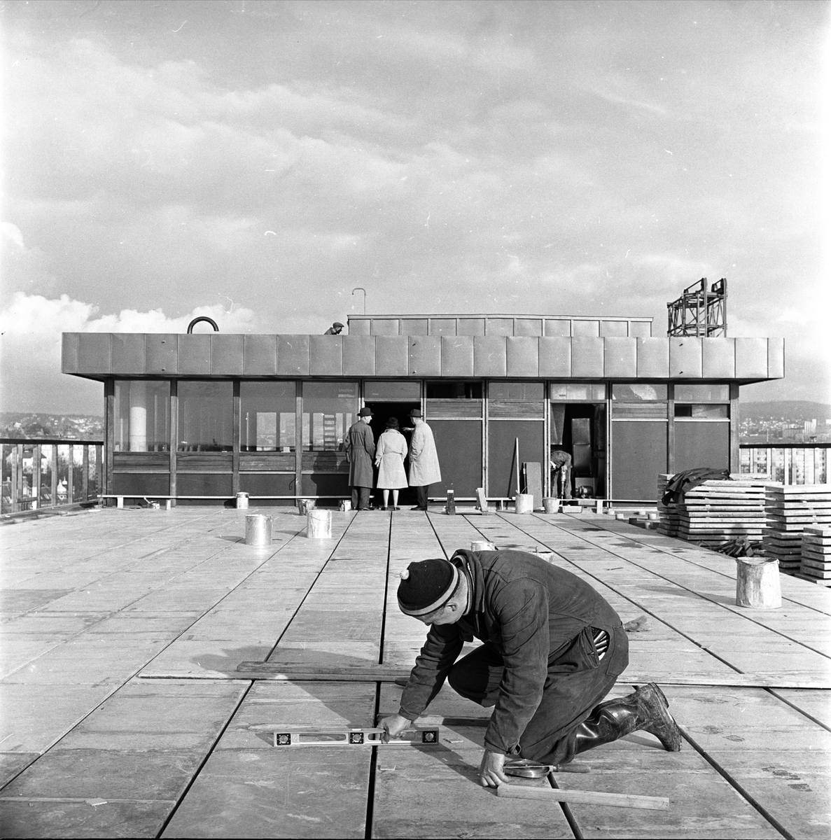 Oslo, 03.11.1961. Telegrafbygget. Arbeider på taket.