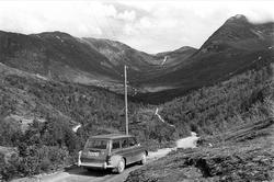 Fra Sogn 01.08.1967. Bil parkert ved en strømstolpe i Josted