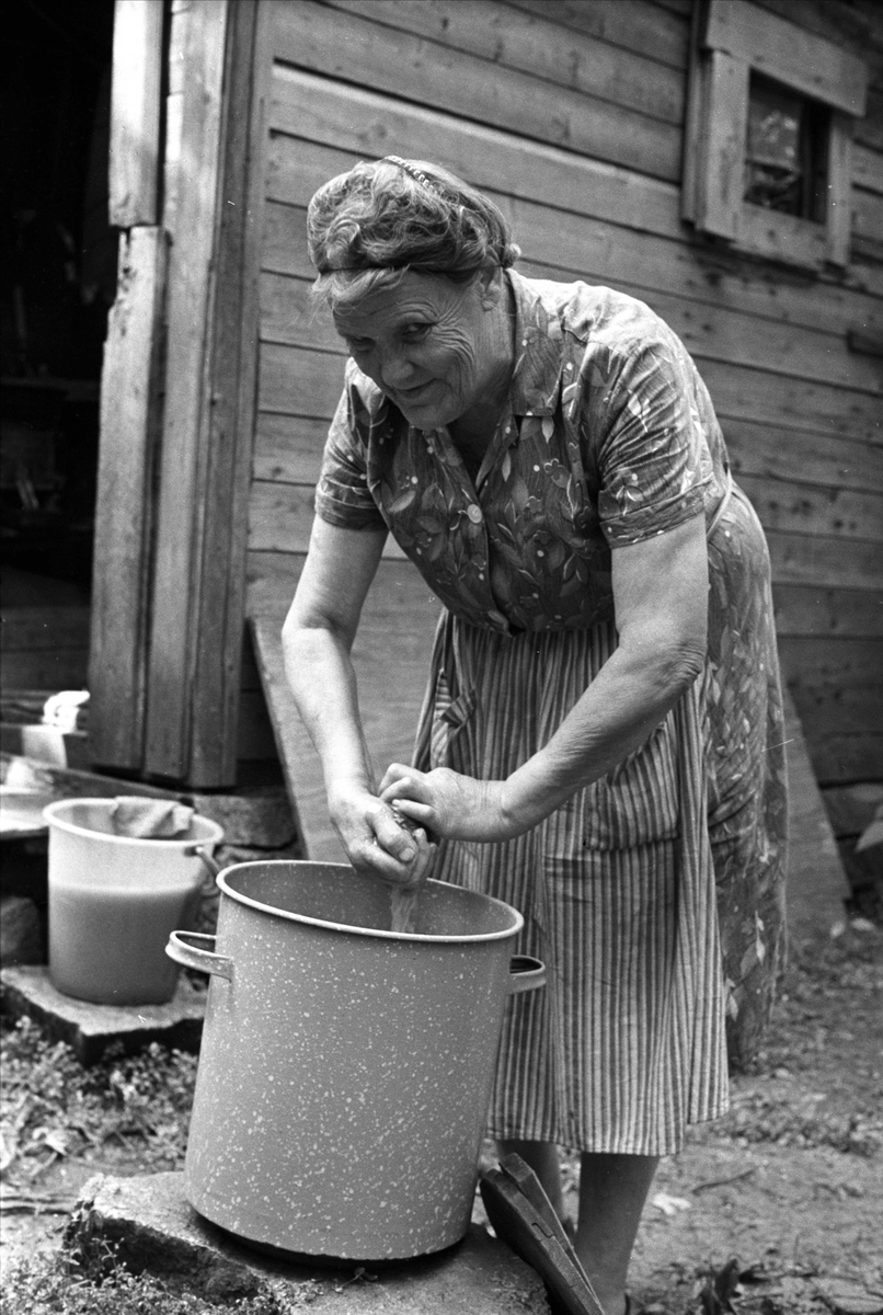 Oslo, Merradalen 12.08.1969. Boligforhold. Eldre kvinne vasker i en stor bøtte.