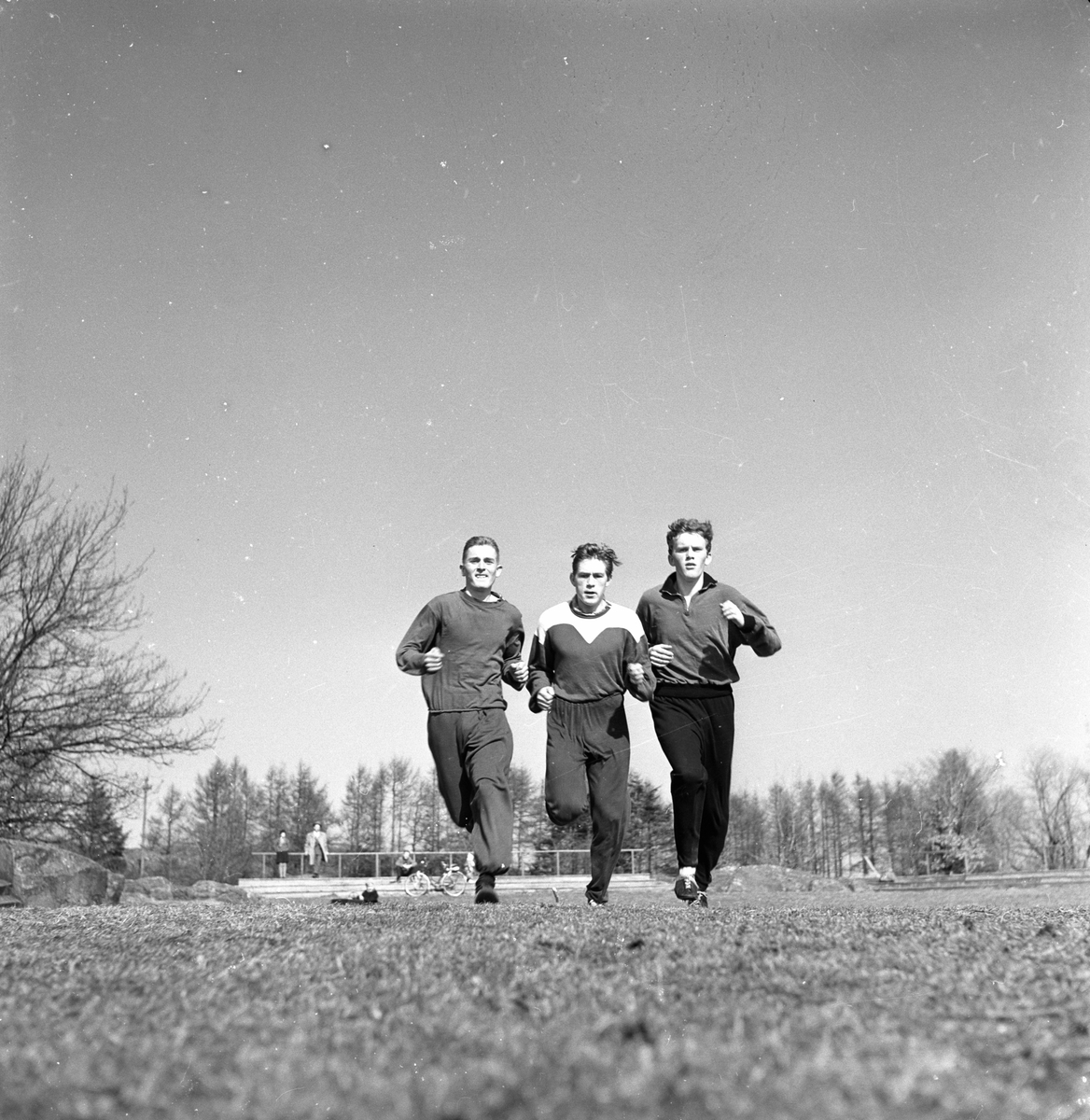 Fredrikstad, 31.03.1957, friidrettstrening.  Erik Greaker, Erik Hauge, Per Winther under løpetrening.
