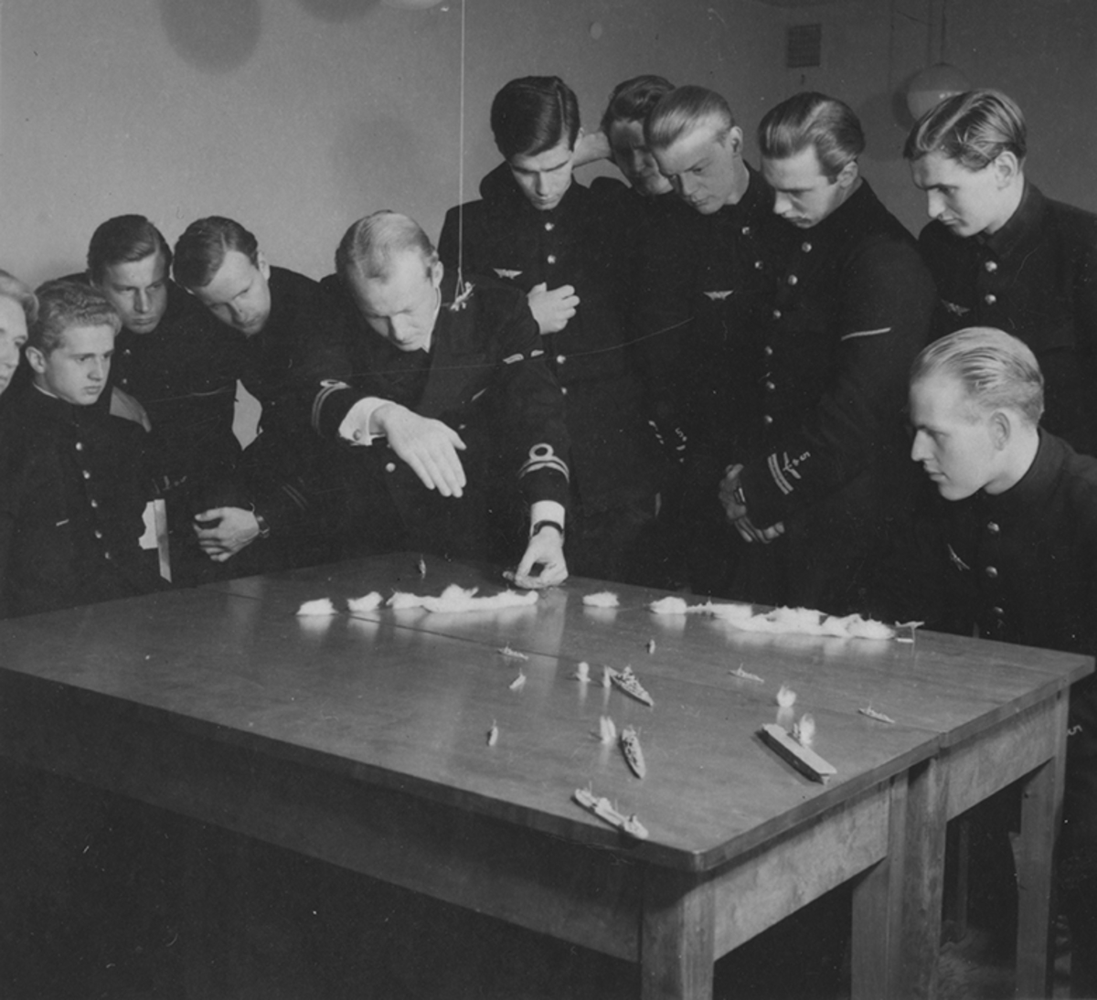 Krigsspel under grundläggande flygslagsutbildning, GFSU, på F 2 Roslagens flygflottilj, 1943.