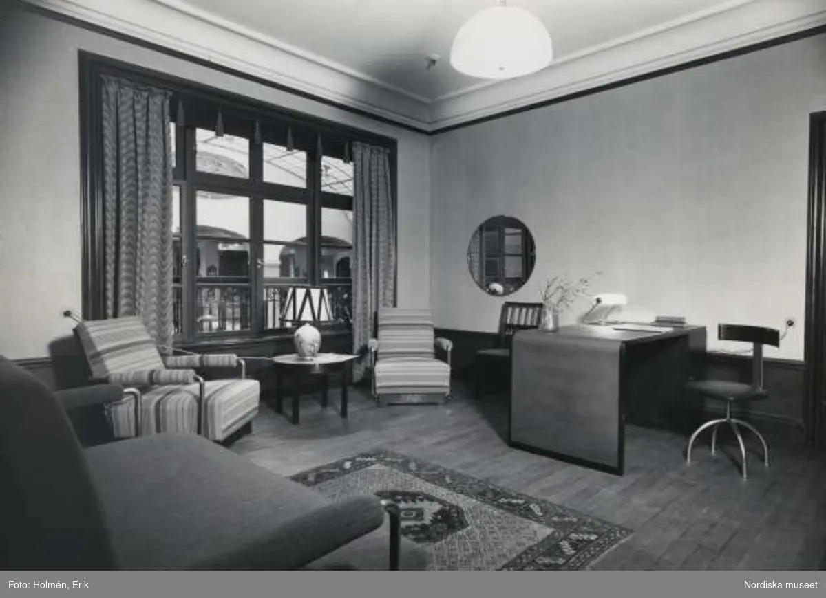 Utställningsinteriör med soffa, fåtöljer samt skrivbord. Skrivbordsstol  med stålrörsben. "Typenco" 1932.
