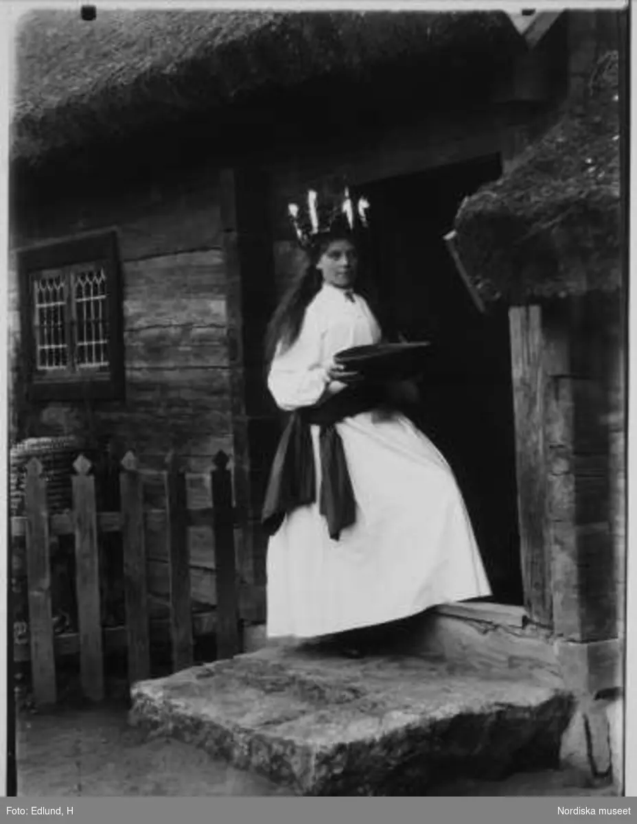 Lucia utanför Oktorpsgården, Skansen 1899. 