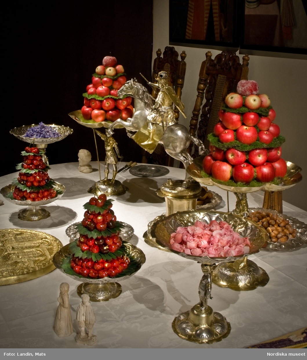 Utställningen Dukade bord. 1500-talets 1600-talets festmåltid, konfektbord, dryckesbyffé.