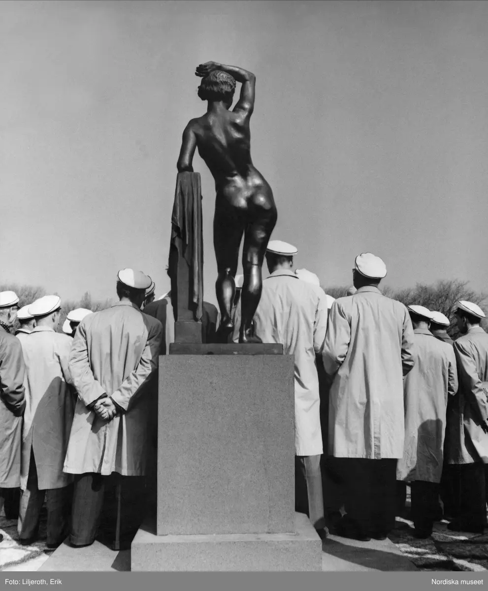 Studentsångare i vita mössor vid Nils Möllerbergs Galateaskultur i Pildammsparken, Malmö.