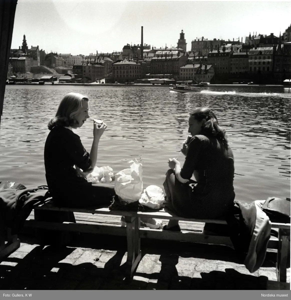 Kontorsflickor lunchar i det fria vid Riddarfjärden, Stockholm.