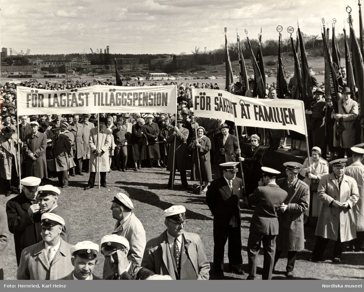 Demonstration 1:a maj i Stockholm. Plakat med texten "FÖR LAGFÄST TILLÄGGSPENSION" och "FÖR SÄKERHET ÅT FAMILJEN