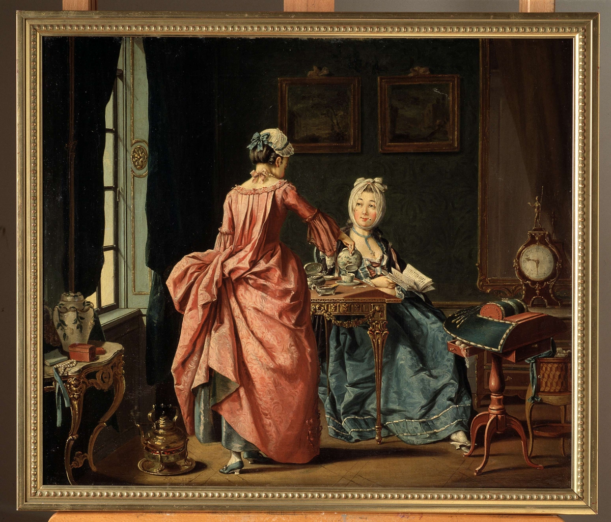 Oljemålning av Pehr Hilleström, signerad 1775. "'Ett fruentimmer sitter och läser, kammarjungfrun kommer med Thé". Inv.nr NM.0177655.
