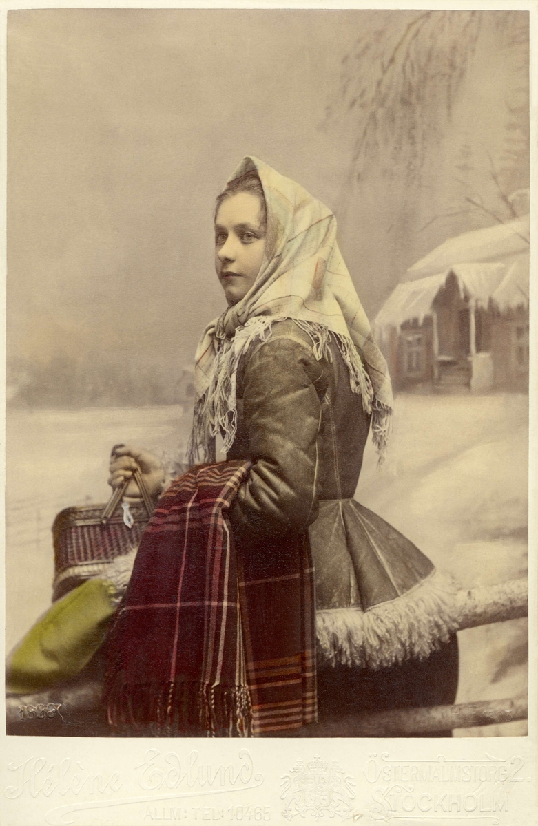 Ung flicka klädd i vinterdräkt från Mora, Dalarna.