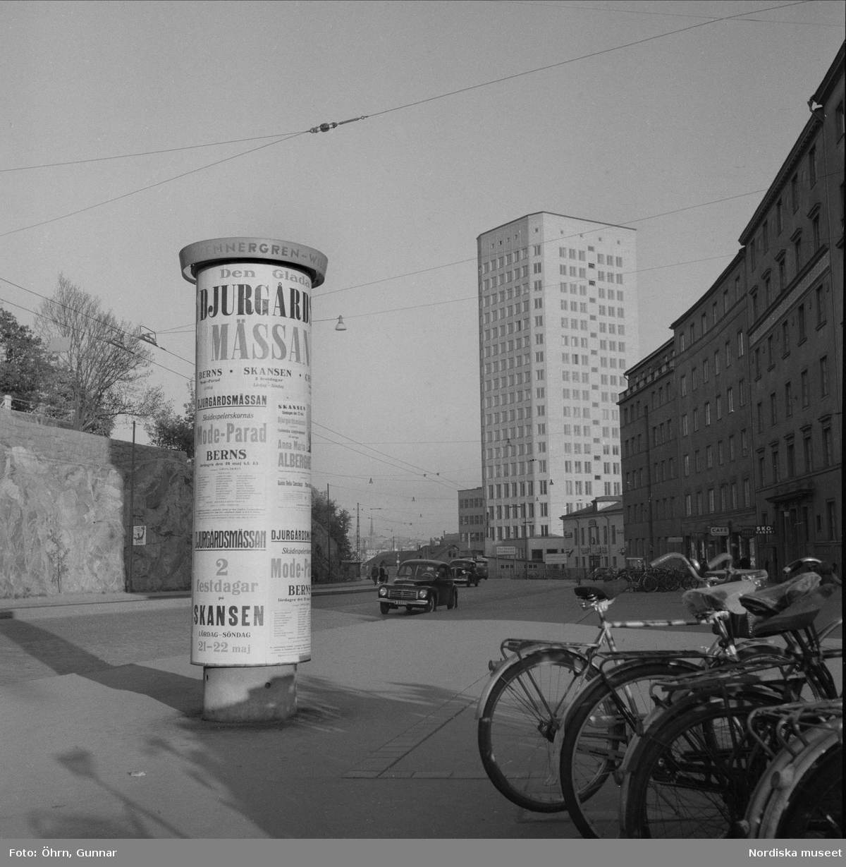 "Två pelare". I förgrunden rund reklampelare, i bakgrunden Bonnierhuset vid Torsgatan, Stockholm.