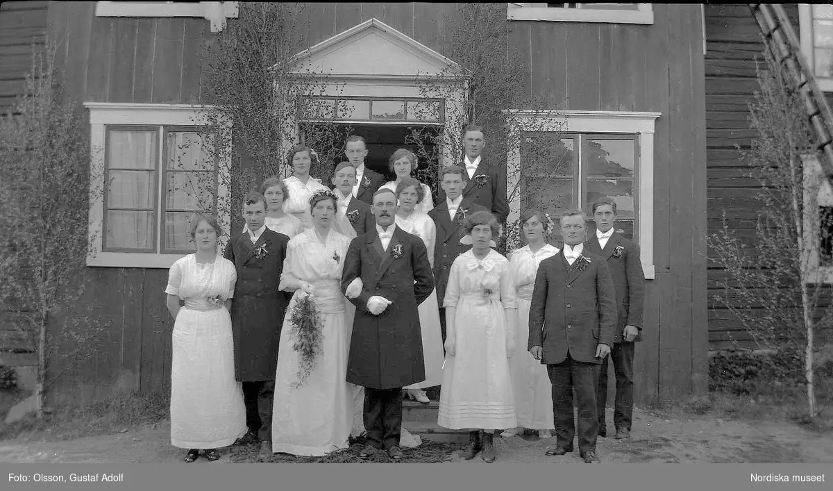 Bröllopsfoto framför hus, tidigt 1900-tal. Lima, Dalarna - Nordiska ...