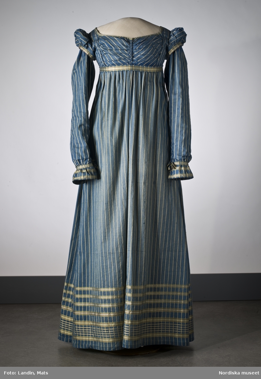 Randig klänning av mörkblått halvsiden. Omkring 1815. Nordiska museet inv nr 164986.
