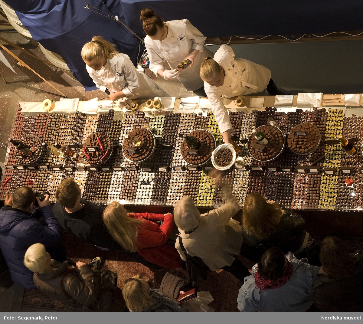 Dokumentation av Chokladfestivalen 15-17 oktober i Nordiska museets stora hall.

För nionde året i rad intog chokladtillverkare, leverantörer, chocolatierer och konditorier museets stora hall och visade upp och sålde det senaste inom kvalitetschoklad. Praliner, chokladkakor och bakverk presenterades av utställarna. Årets konditor - Roy Fares - utsågs under chokladfestivalen. Dessutom hölls en chokladskulpturtävling för sockerbagare där temat var ägget och besökarna fick rösta på sitt favoritbidrag. Här vann Team Dragons chokladskulptur  överlägset. ( se bild: NMA.0056762_29) Teamet, bestod av Alicia Dahl, Therese Vesterholm, Linn Danielsson, Kim Westerling & Anna-Kitty Jonsson. Alla kommer från Yrkeshögskolan för bagare och konditorer i Kristiandstad. Tre team från skolan deltog i skulpturtävlingen. 
