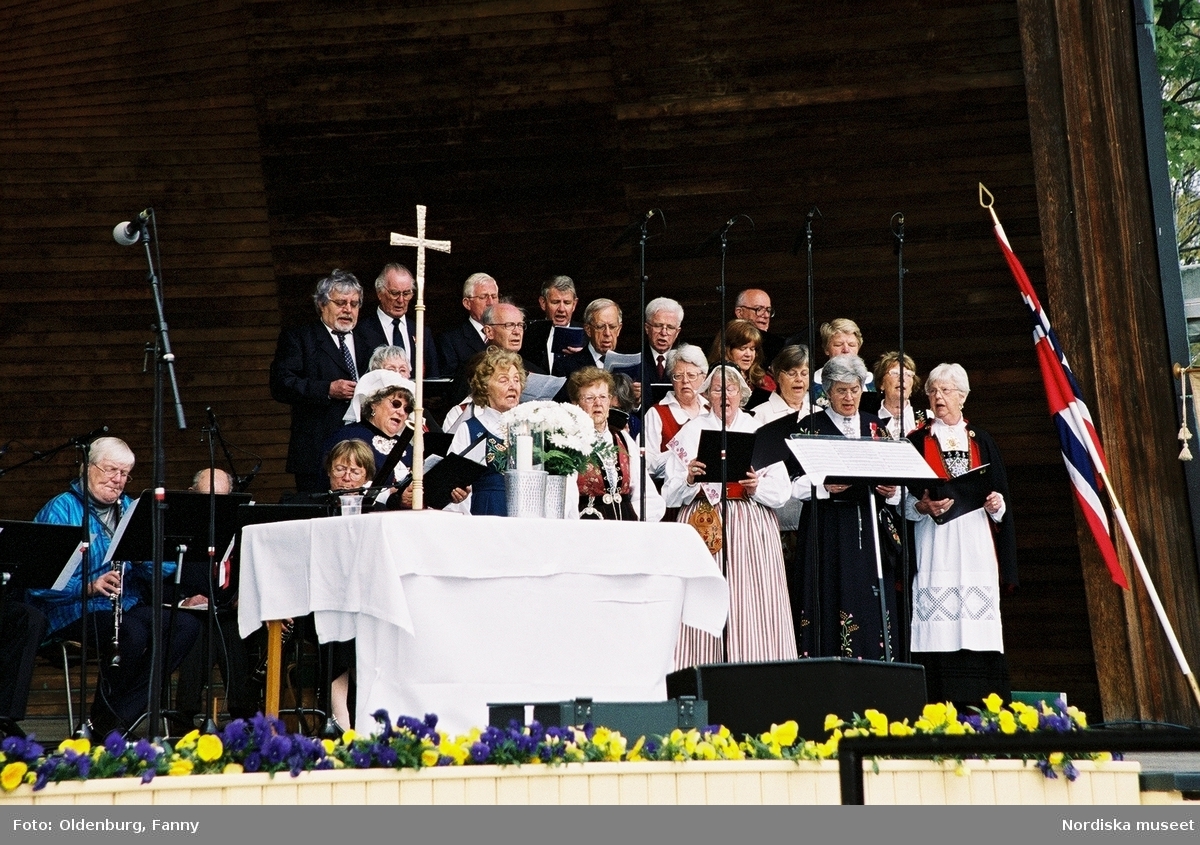 Firandet av den norska nationaldagen 17:e maj i Stockholm. Scenframträdande på Sollidenscenen på Skansen, körsång.
