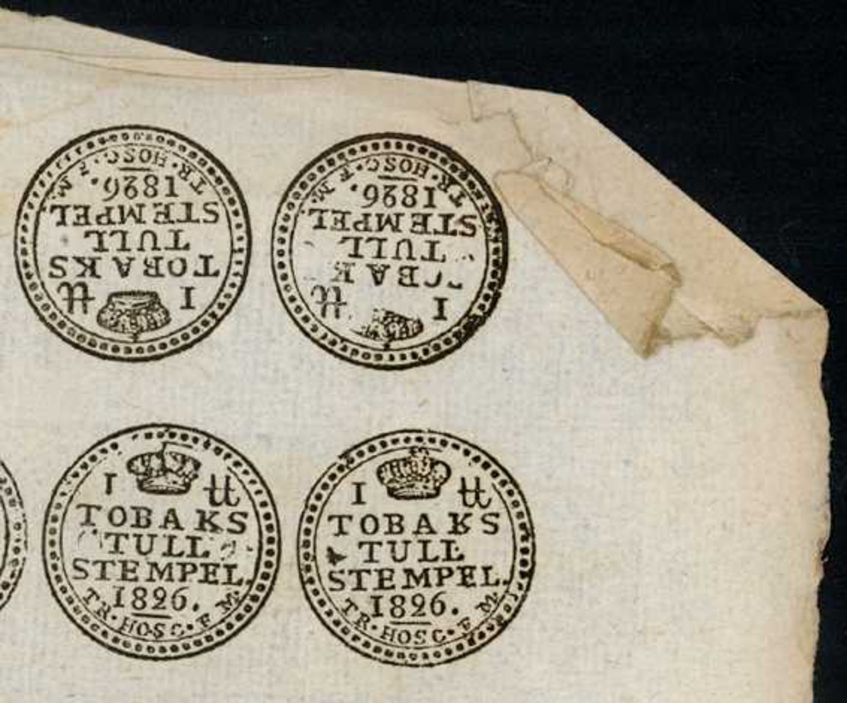 Två kartor med tobakstullstämplar, tryckta på papper. Stämpelns text: TOBAKSTULLSTEMPEL 1826. Den ena kartan hel med 66 stämplar, på den andra är 7 stämplar bortklippta.
