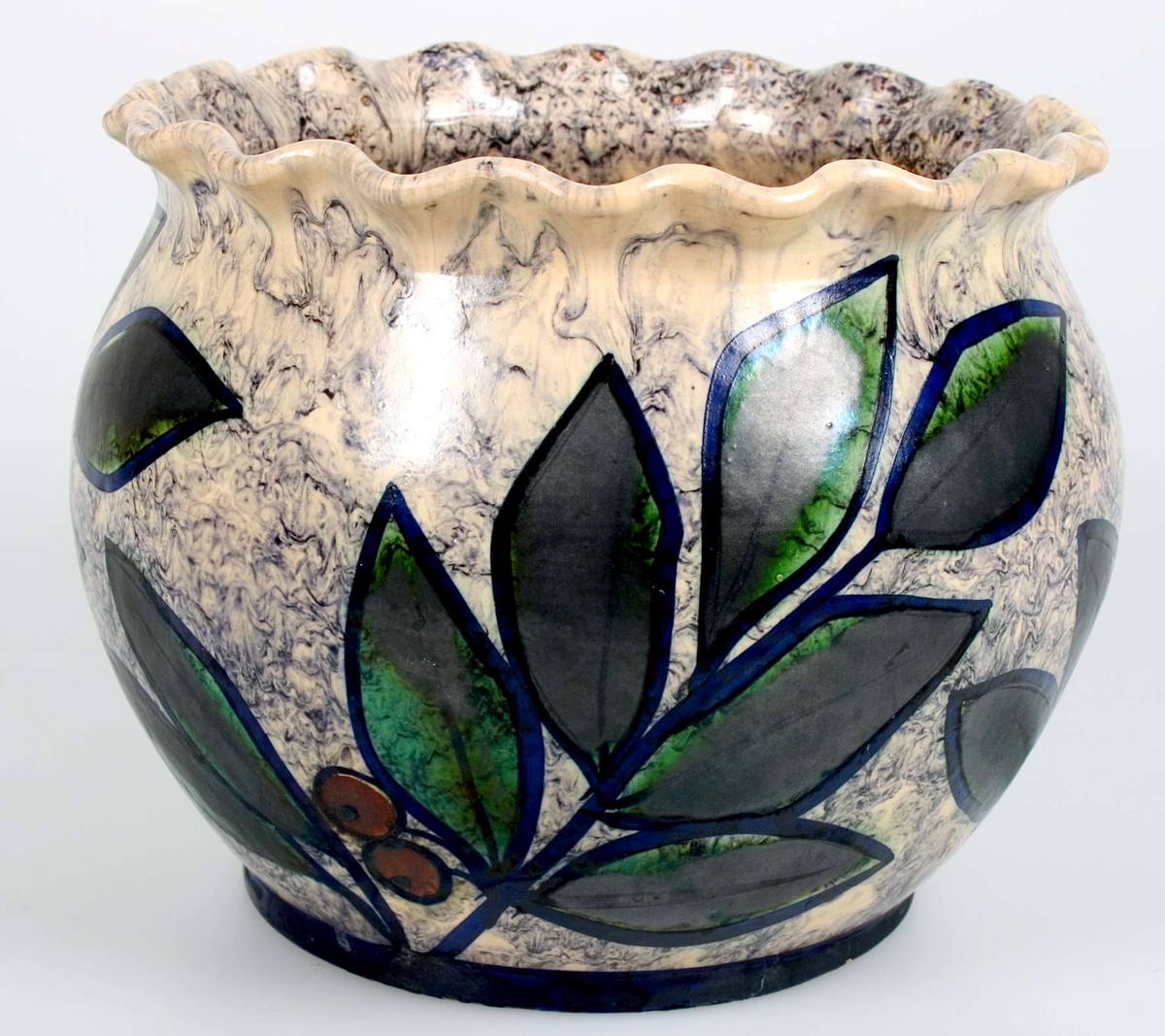 Blomkruka av mattglaserat lergods. Blåvit marmorerad botten med körsbärskvistar i blått, grönt och rött. Inristat i botten: UE 1956 e.


