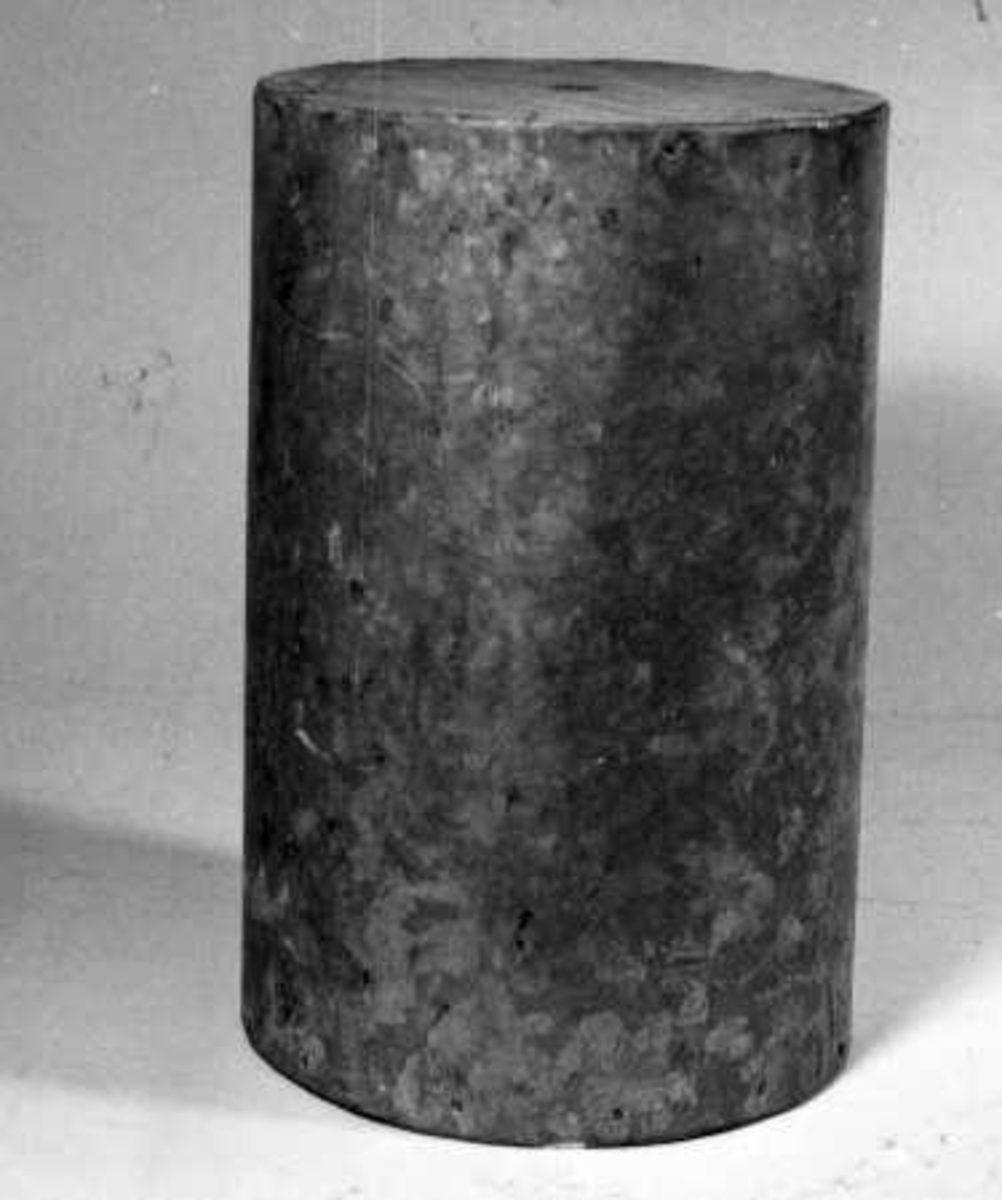 Form av trä. Rektangulär i två delar. Tillhörande cylinder av plåt med kortsidor av trä. Formen användes för att forma kasetter. Kasetter användes för att skydda känsliga lervaror vid bränning.