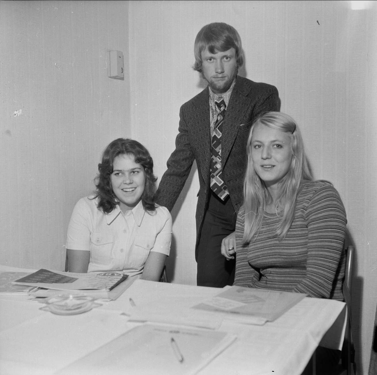 Tre ungdomar på ABF-träff i Lövstabruk, Österlövsta socken, Uppland 1972