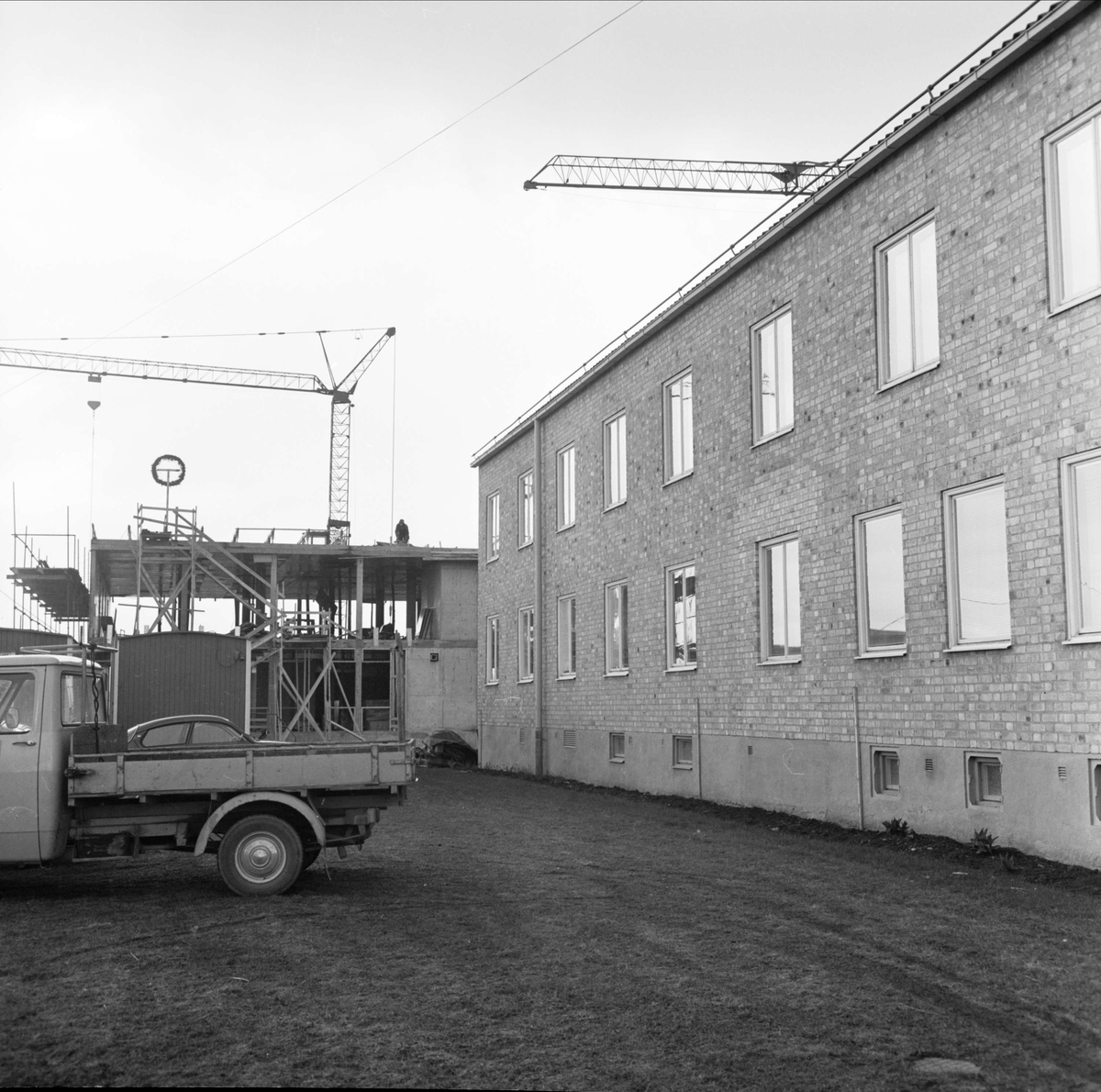 "Taklagskrans på Tierps kommuns bygge", Tierp, Uppland april 1973