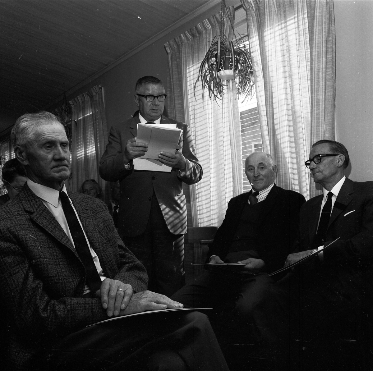 Äldre män på möte, sannolikt Tierp, Uppland, 1967