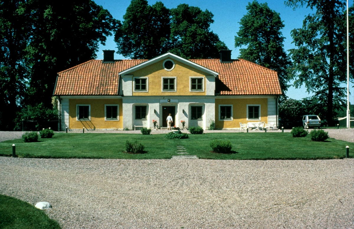 Huvudbyggnaden på Kvallsta gård, Kvallsta, Östuna socken, Uppland juni 1986