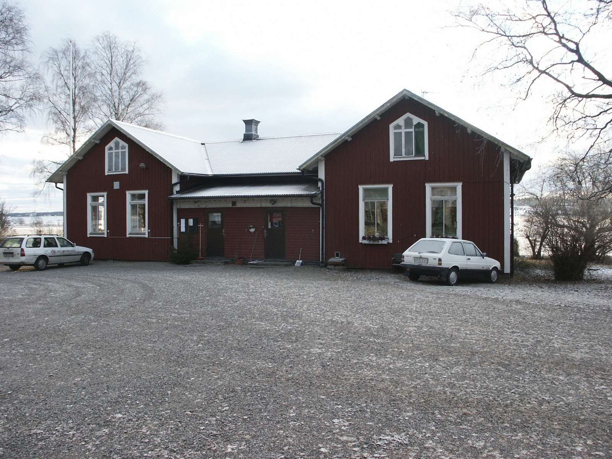 Skolbyggnad vid Nysätra kyrka, Nysätra socken, Uppland december 2002
