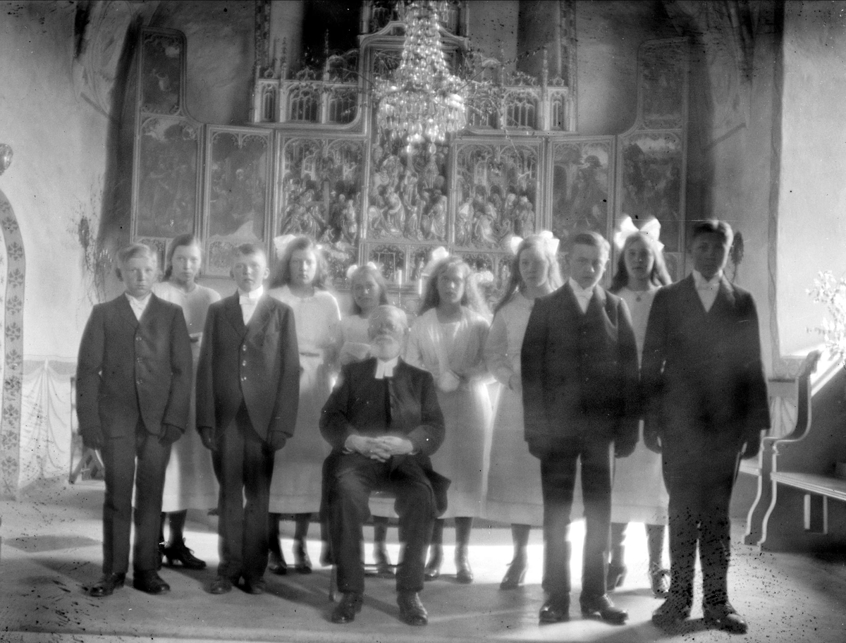 Konfirmander och prästen Fröstedt i Villberga kyrka, Uppland 1920