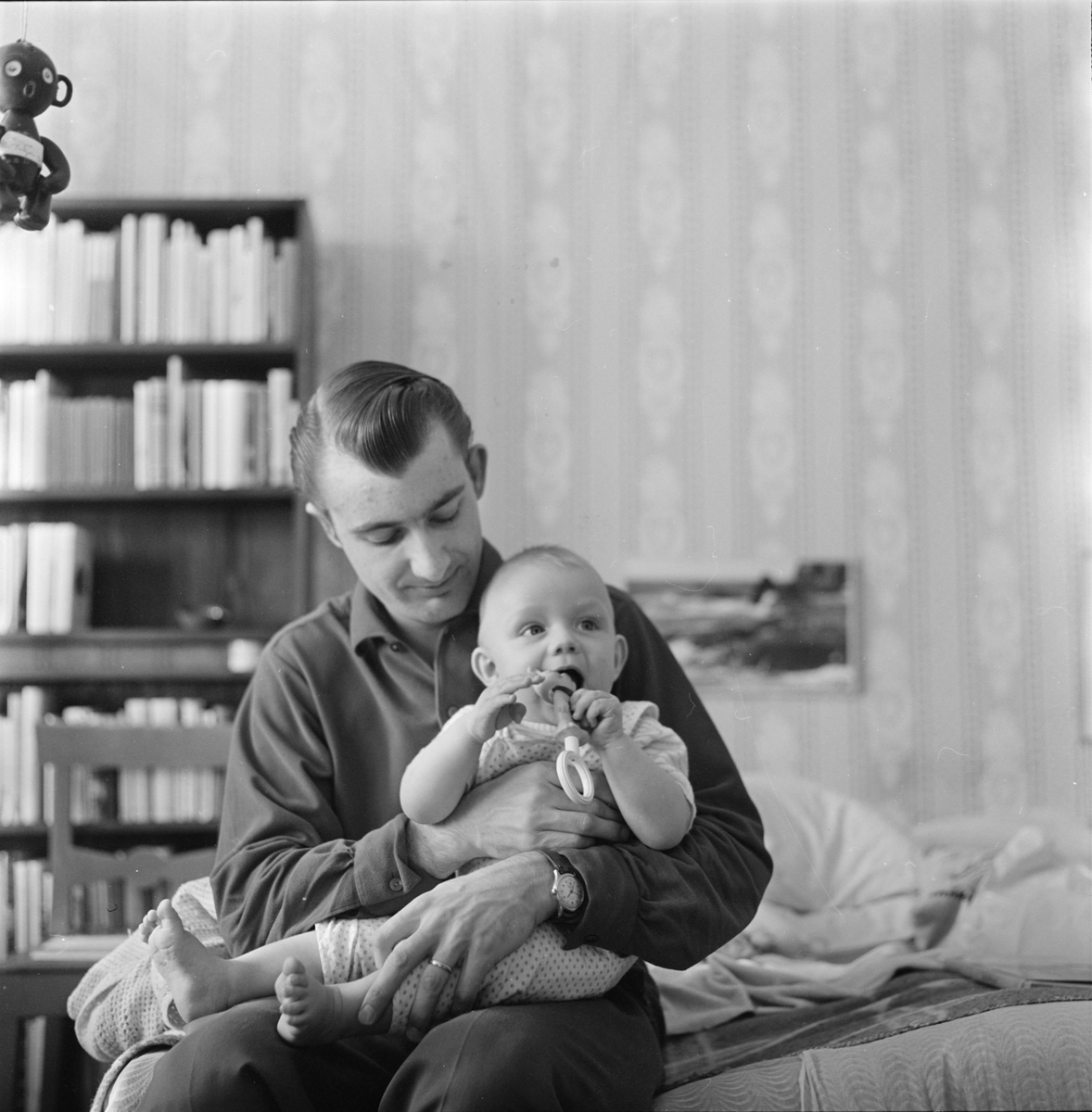 Sannolikt fotograf Gunnar Sundgrens svärson med sitt barn hemma i Gävle, Gästrikland