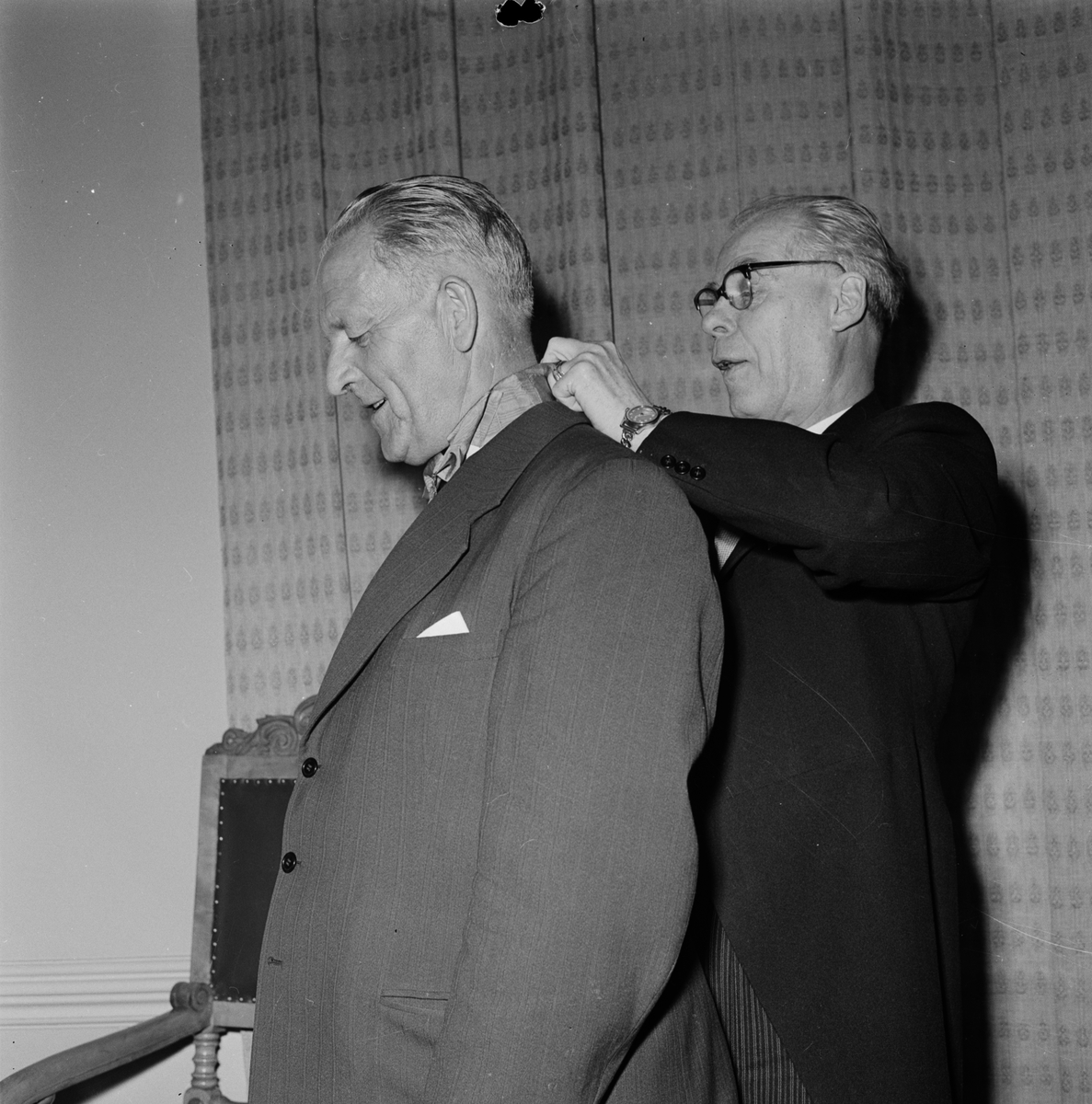 Landshövding Georg Andrén överlämnar förtjänstmedalj till landstingets ordförande Arthur E Elmroth i samband med landstingsmöte, Uppsala 1957
