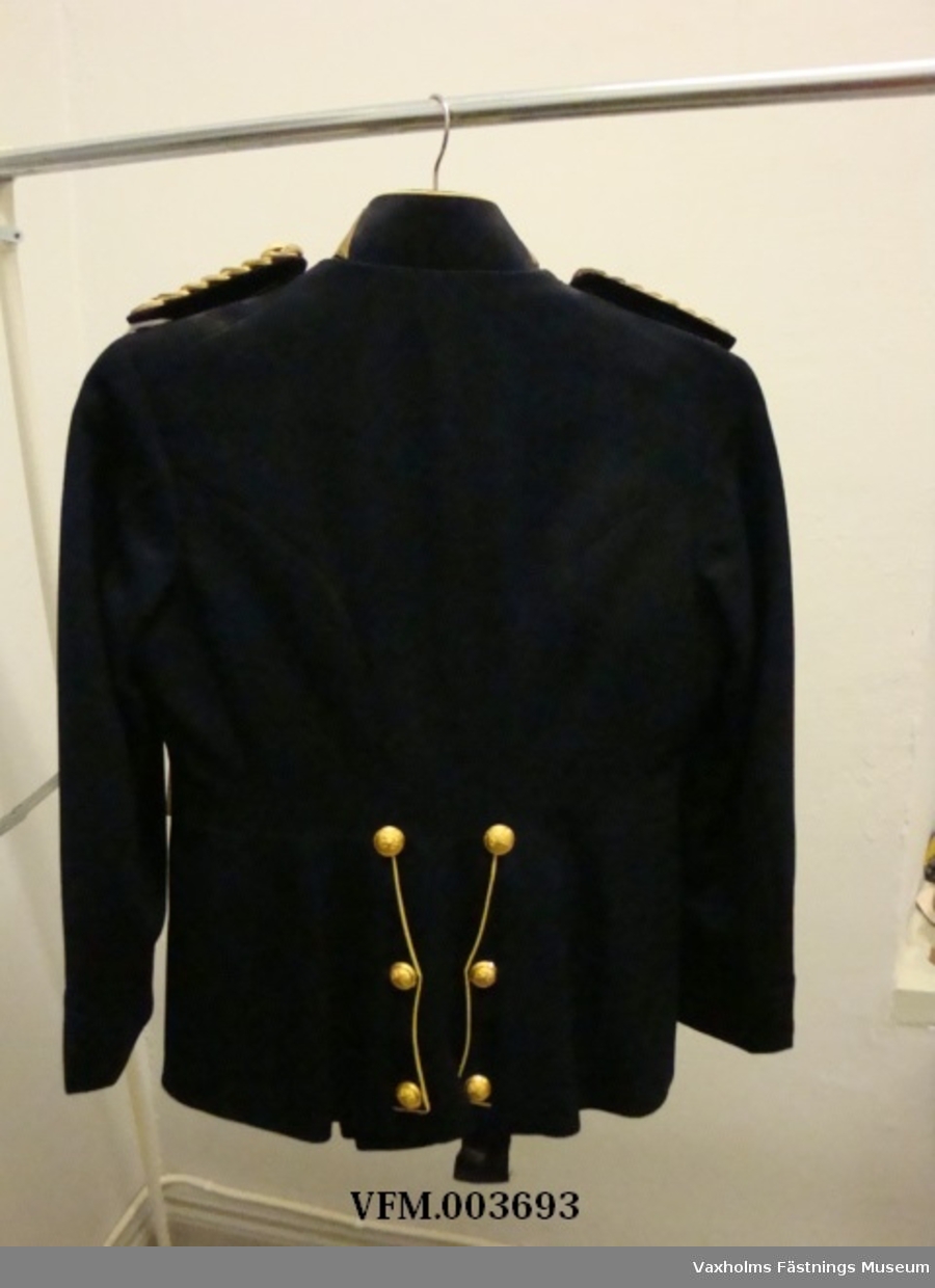 Vapenrock av blått kläde för reg off vid Svea Livgarde (övlt gradbeteckning)

+ 1 par paradkängor, svarta.