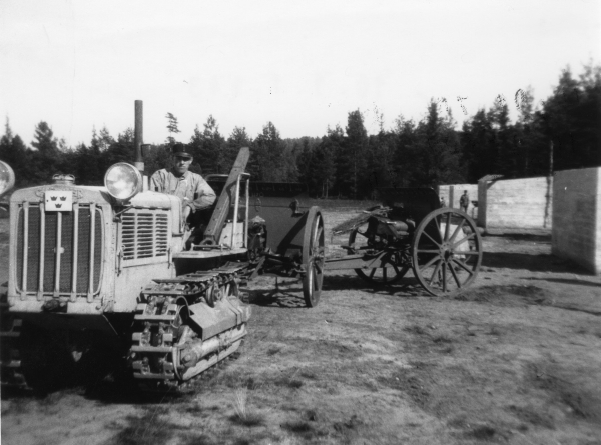 Traktor, Caterpillar, 3 ton. 7,5 cm Haubits m/1902. Skillingaryd.