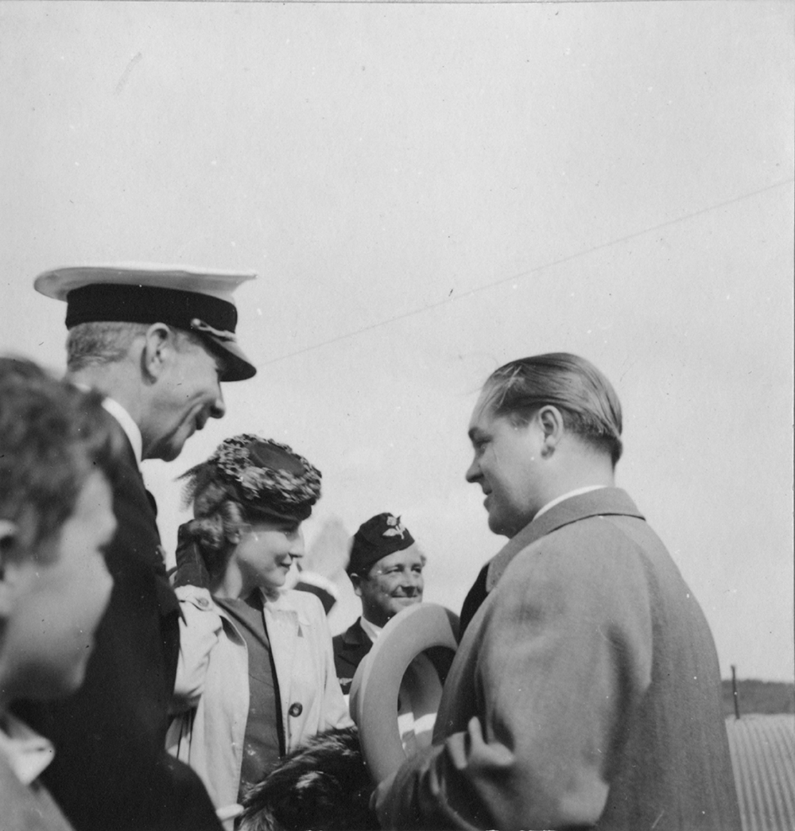 Herman Sundin, chef för F 2 Roslagens flygflottilj, hälsar på Jussi Björling och Anna-Lisa Björling vid flygvapnets dag på F 2, 1942