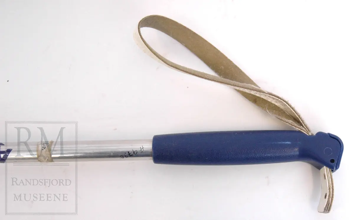 1 stav, av stålrør med trinse av hvit plast, samt håndgrep av blå plast