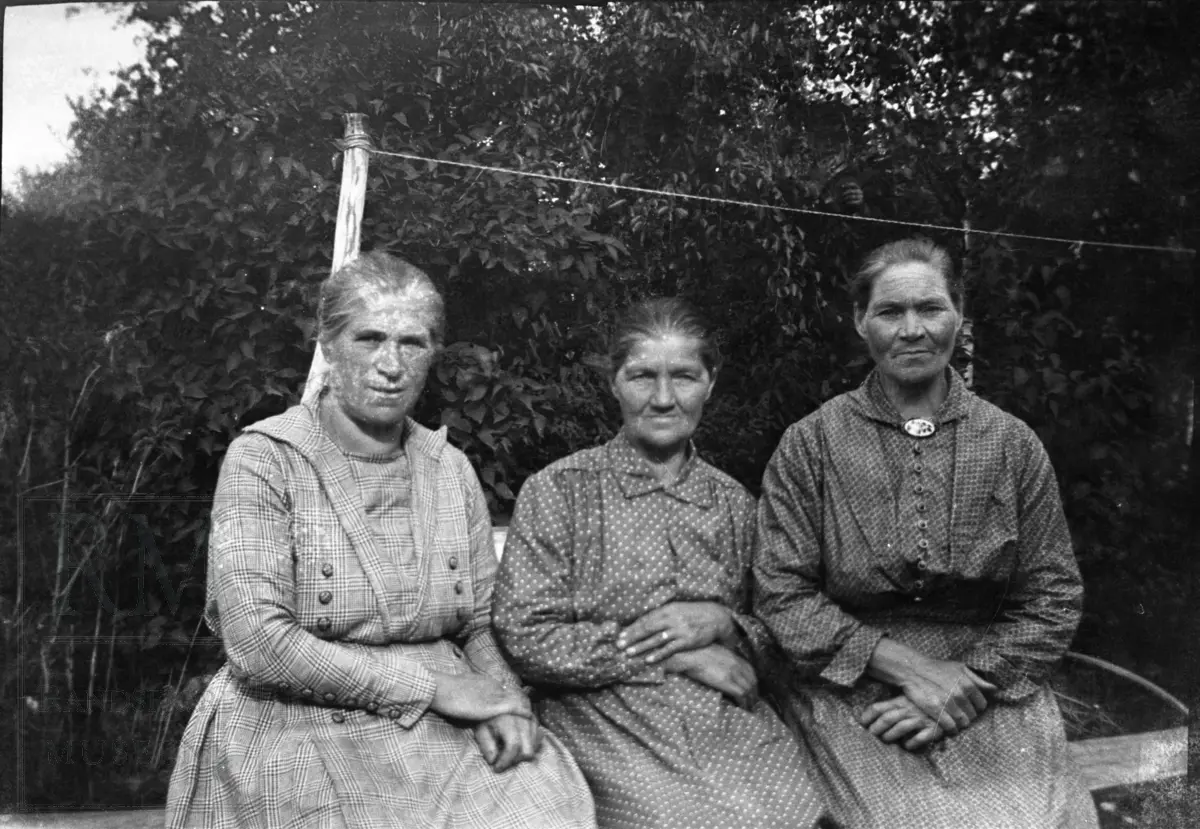 Tre kvinner sittende, to søstre og ei svigerinne. Fra venstre Ingeborg Lundgård, Anne Orvang og  Helene Lund.