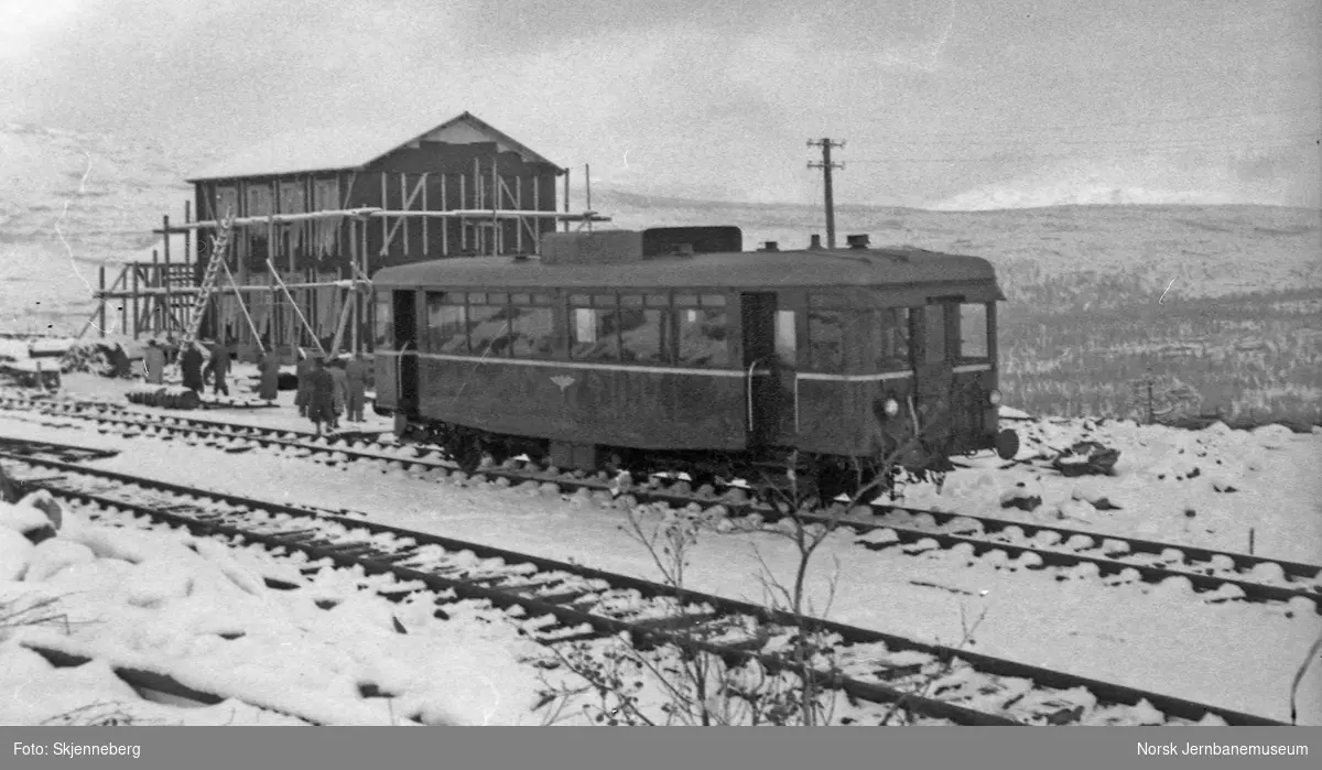 Befaring på Lønsdal stasjon : motorvognen som ble brukt